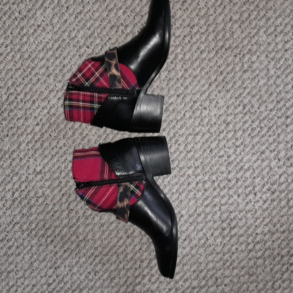 Betsey Johnson - Picture 4 of 9